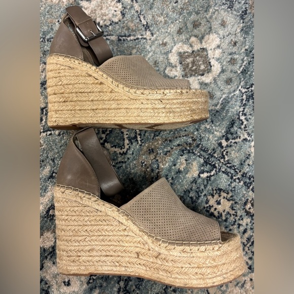 Tan Marc Fisher heels, size 8 - Picture 2 of 8